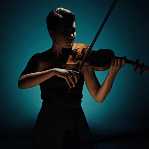 Portraet-Roberta-spiller-violin-1